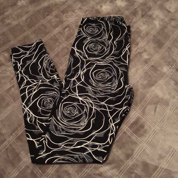 LuLaRoe Other - 🦄Lularoe OS black roses leggings! 🦄